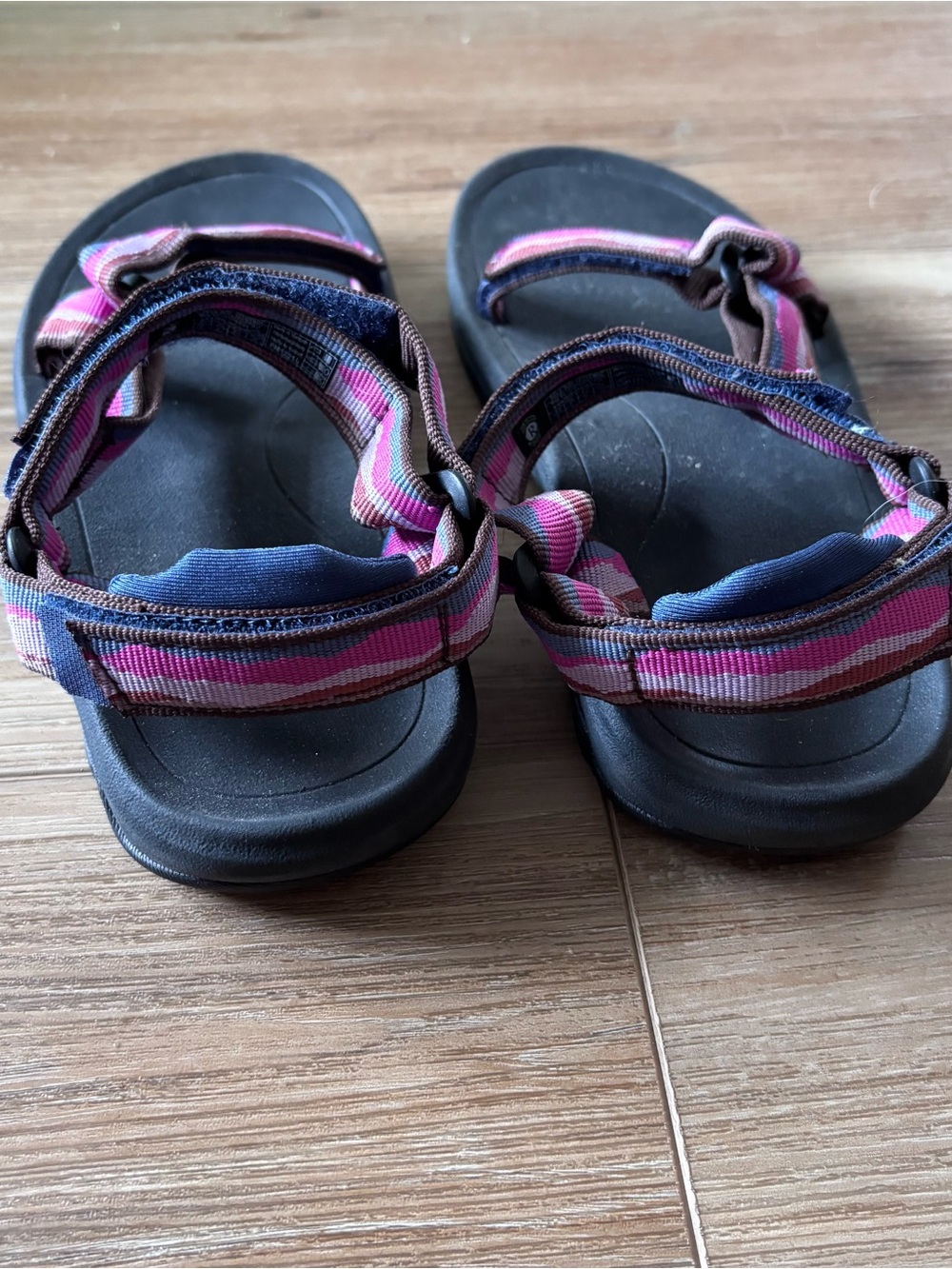 Teva girls size 3 Guc normal wear - Picture 4 of 5